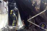 Un bombero resulta herido leve en un incendio de una nave abandonada de Santa Lucia