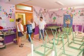 El alcalde visita a los niños del Centro San Pablo de Cáritas y recorre sus instalaciones
