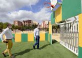Tres zonas verdes de El Palmar estrenan pistas multideportivas con porterías y canastas para las familias de la pedanía