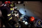 Rescatado un hombre que quedó atrapado bajo su furgoneta mientras la reparaba