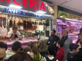 50 escolares de Casillas y La Flota visitan la plaza de abastos de Vistabella para conocer la importancia de los alimentos de calidad en la dieta diaria