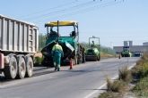 Servicios Públicos repara el firme de la carretera de La Asomada