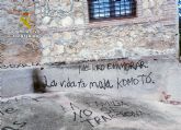 La Guardia Civil investiga a dos jóvenes por varias pintadas en la fachada de una ermita y en instalaciones municipales de Pliego