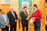 El alcalde recibe la Metopa Latina por su defensa de los deportes autoctonos
