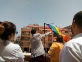 La bandera del orgullo LGBTI ondea por primera vez en el Ayuntamiento de Los Alcázares