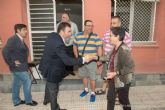 El alcalde toma nota de las necesidades de los vecinos de Fuente Cubas