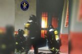 Efectivos de Bomberos rescatan a un hombre del incendio en el kebab de la Plaza del Risueño