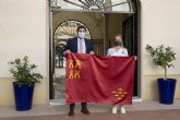 López Miras entrega la bandera de la Región de Murcia a la cartagenera que participará en el 