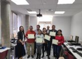 Alumnos del curso de informática básica del aula fija de la ADLE reciben sus diplomas