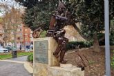 Restaurada la escultura de ´El flautista de Hamelín´ en el Parque de los Juncos