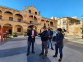El alcalde de Lorca hace entrega de los 100 litros de aceite procedente de los 500 kilos de aceitunas recogidos de los olivos municipales a la Asociación 'El Buen Camino'