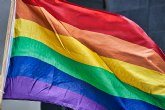 Exigien a las administraciones pública la retirada inmediata de las banderas arcoiris por incumplimiento de la ley de banderas