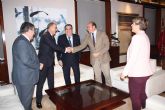 El jefe del Ejecutivo regional se reúne en el Palacio de San Esteban con el presidente de la Agrupación Sardinera de Murcia, Gregorio González