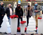 El Ayuntamiento instala adornos navideños en más de 500 comercios