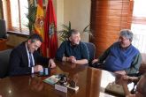 El Ayuntamiento renueva los convenios con los comerciantes de las plazas de abastos de San Pedro y Campoamor