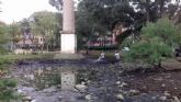 Parques y Jardines realiza la revisión y limpieza del lago del jardín de la Seda para optimizar su estado