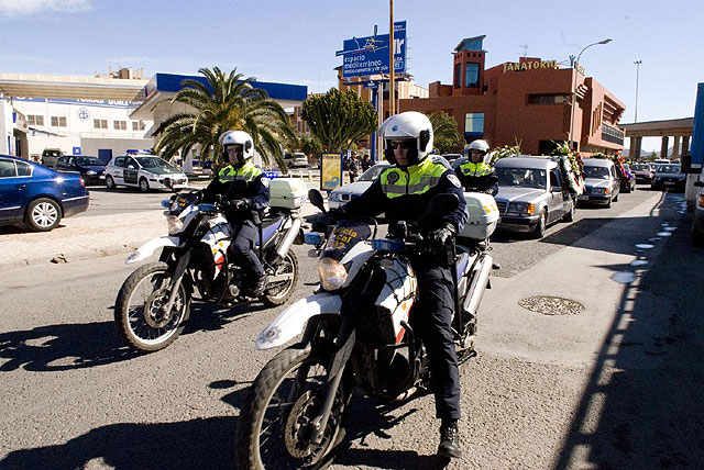 Los compañeros despiden al policía local fallecido durante la procesión del Sábado Santo - 1, Foto 1