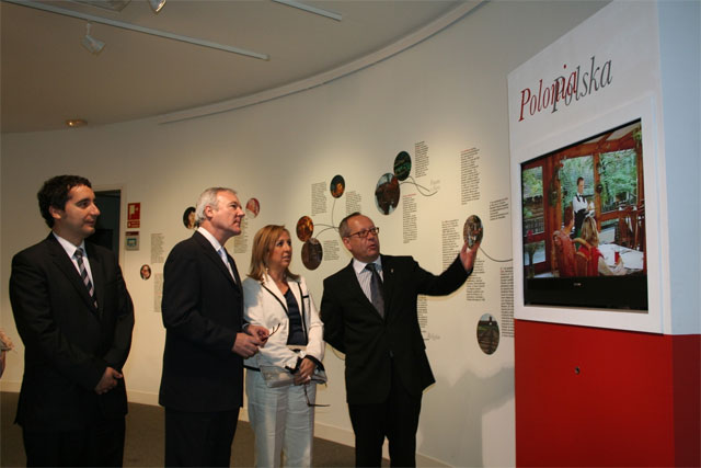 El presidente de la Comunidad inaugura la exposic ión 10 años del Consulado de Polonia en Murcia - 1, Foto 1