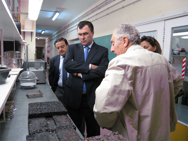 El consejero de Obras Públicas, Vivienda y Transportes, José Ballesta visita el Laboratorio e Mecánica del Suelo - 1, Foto 1