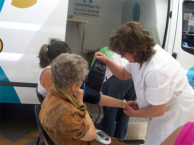 EL BUS DE LA SALUD VISITA TOTANA Y REALIZA PRUEBAS DE ENFERMERÍA DURANTE TODA LA MAÑANA EN LA PLAZA DE LA CONSTITUCIÓN - 1, Foto 1