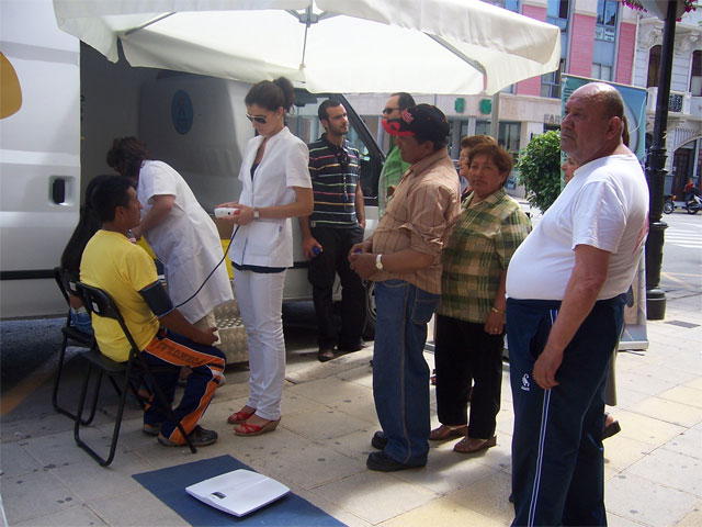 EL BUS DE LA SALUD VISITA TOTANA Y REALIZA PRUEBAS DE ENFERMERÍA DURANTE TODA LA MAÑANA EN LA PLAZA DE LA CONSTITUCIÓN - 3, Foto 3
