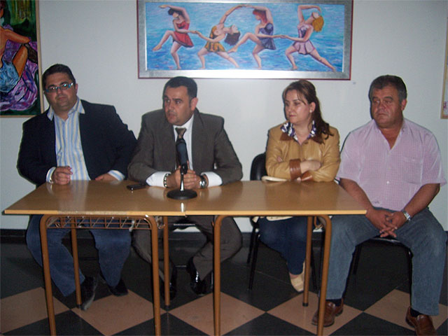 AUTORIDADES MUNICIPALES SE REÚNEN CON LOS VECINOS DE LAS VIÑAS –CARIVETE PARA EXPLICAR LAS LÍNEAS DE ACTUACIÓN DEL EQUIPO DE GOBIERNO, LOS PROYECTOS DE FUTURO E INVERSIONES A REALIZAR DURANTE ESTA LEGISLATURA EN ESTA PEDANÍA - 1, Foto 1