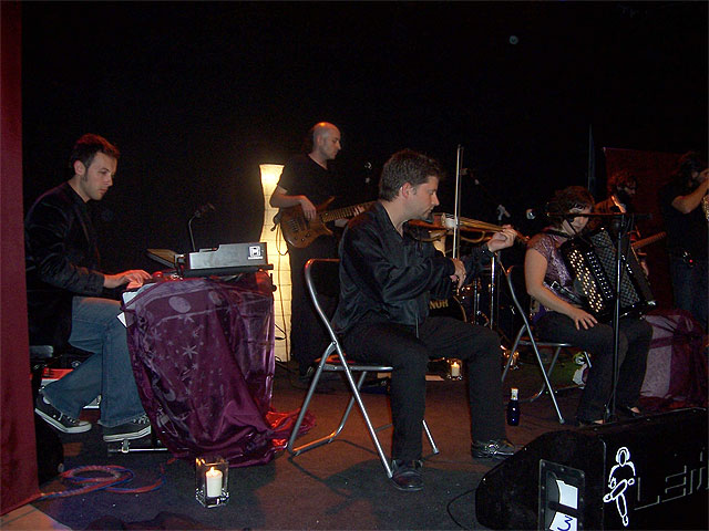 LA SALA DE ARTES ESCÉNICAS DE LA LOCALIDAD ACOGIÓ LA ACTUACIÓN GRATUITA DEL GRUPO FOLK-ROCK “MALAGÜERO” - 1, Foto 1