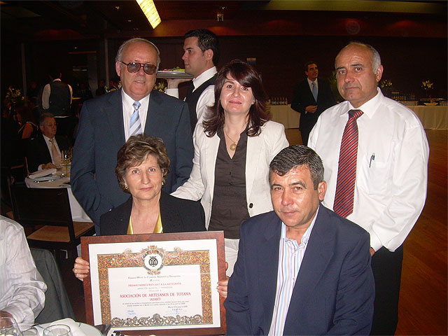THE CRAFTS COUNCIL MEMBER JOINS THE REPRESENTATIVES OF THE ASSOCIATION OF MERCHANTS AND CRAFTSMEN TOTANA, WINNERS IN THE MERCURY AWARDS 2008, Foto 1