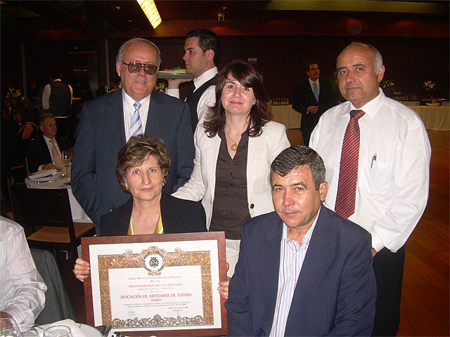 LA CONCEJAL DE ARTESANÍA ACOMPAÑA A LOS REPRESENTANTES DE LAS ASOCIACIONES DE COMERCIANTES Y ARTESANOS DE TOTANA, GALARDONADOS EN LA ENTREGA DE PREMIOS MERCURIO 2008 - 1, Foto 1