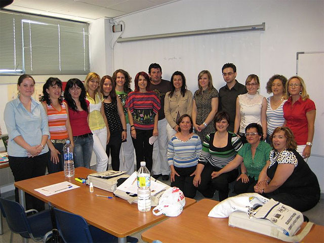 La concejal de Fomento y Empleo clasura el curso de “Atención y Cuidado a Personas Dependientes”, dirigido a desempleados, que se ha impartido en el Centro de Desarrollo Local - 2, Foto 2