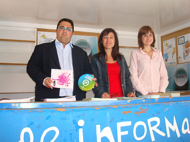 El PIM, ubicado en el mercado semanal, reparte información y guías para dejar de fumar a los ciudadanos, con motivo del “Día Mundial contra el Tabaco” - 1, Foto 1