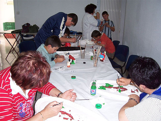 Las monitoras del taller de artes plásticas hacen entrega de un belén completo y otras figuras con diferentes motivos, para la Asociación de Amas de Casa Rurales del Raiguero Bajo - 1, Foto 1