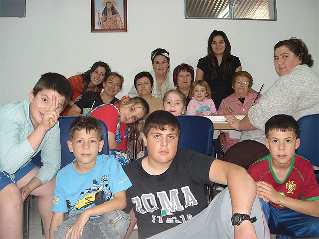 Las monitoras del taller de artes plásticas hacen entrega de un belén completo y otras figuras con diferentes motivos, para la Asociación de Amas de Casa Rurales del Raiguero Bajo - 2, Foto 2