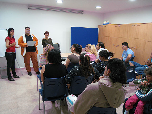 Bienestar Social y “El Candil” clasuran el taller “Técnicas de Búsqueda de Empleo”,  que ha contado con la particpación de 16  personas desempleadas, vecinos de diversos barrios de Totana - 1, Foto 1