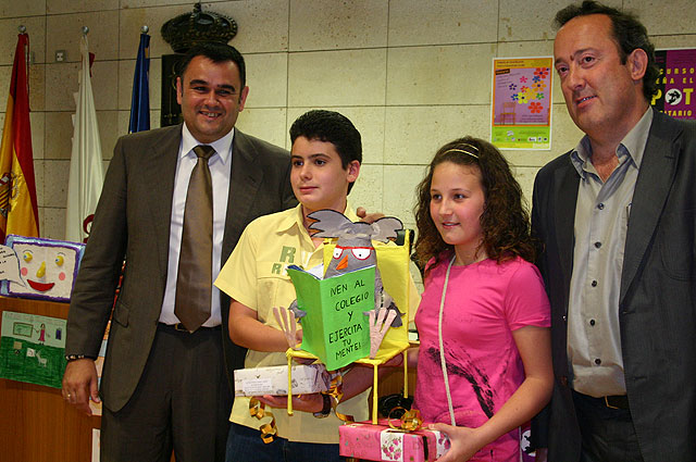 City officials delivered the prizes of the competitions organized by the Municipal Service of Prevention and Control of truancy, which has had the participation of a total of 200 students, Foto 1