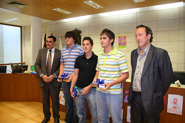 City officials delivered the prizes of the competitions organized by the Municipal Service of Prevention and Control of truancy, which has had the participation of a total of 200 students, Foto 2