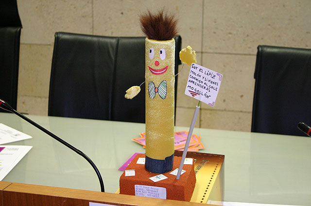 Autoridades municipales entregan los premios de los concursos organizados por el Servicio Municipal de Prevención y Control del Absentismo Escolar, que ha contado con la participación de un total de 200 alumnos - 3, Foto 3