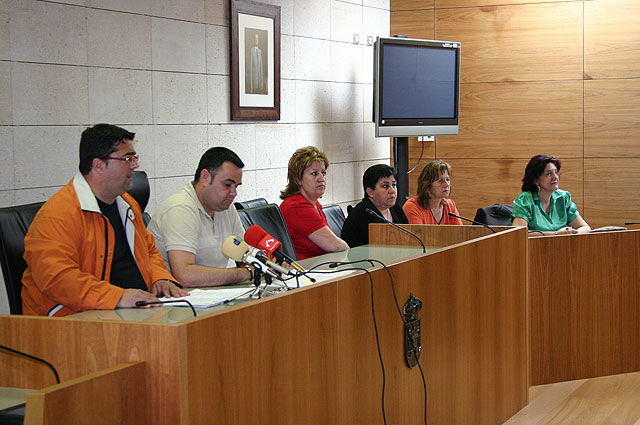 Autoridades municipales realizan un reconocimiento público a los cuidadadores de familiares por las prestaciones recibidas de la Ley de Dependencia - 2, Foto 2