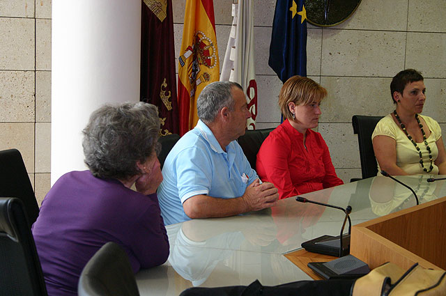 Autoridades municipales realizan un reconocimiento público a los cuidadadores de familiares por las prestaciones recibidas de la Ley de Dependencia - 3, Foto 3