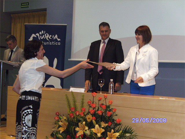 Dos comercios de la localidad, “Ventura Complementos” y “Óptica Alcón”, reciben certificados que denotan su calidad turística - 1, Foto 1