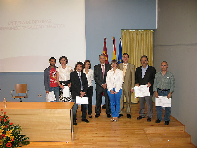 Dos comercios de la localidad, “Ventura Complementos” y “Óptica Alcón”, reciben certificados que denotan su calidad turística - 2, Foto 2