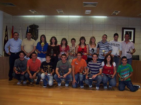 The Sports Council provides a total of 10,500 euros in scholarships to 18 outstanding athletes totaneros, Foto 1