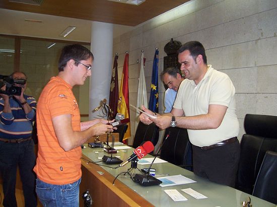 The Sports Council provides a total of 10,500 euros in scholarships to 18 outstanding athletes totaneros, Foto 2