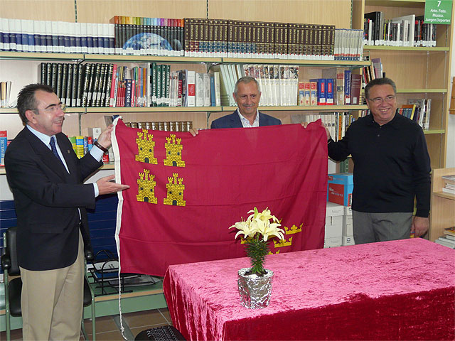 El diputado Manuel Campos entrega la bandera regional al I.E.S. Cañada de las Eras de Molina de Segura - 1, Foto 1