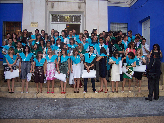 About 70 of students of IES "Juan de la Cierva" receive their scholarships and diplomas at a graduation ceremony held at the Socio-Cultural Center "La Carcel", Foto 1