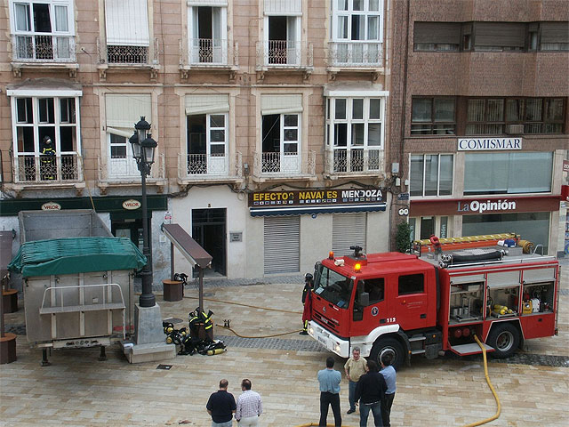 Un incendio provoca el desalojo de los vecinos de un edificio en la Plaza del Ayuntamiento - 1, Foto 1