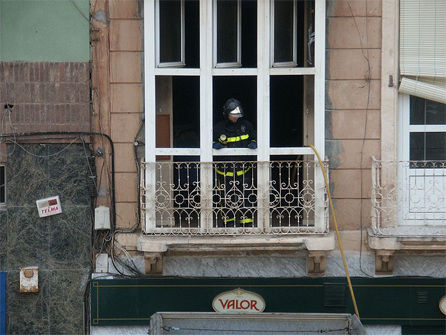 Un incendio provoca el desalojo de los vecinos de un edificio en la Plaza del Ayuntamiento - 2, Foto 2