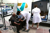 Numerosas personas se hacen pruebas médicas en el Bus de la Salud