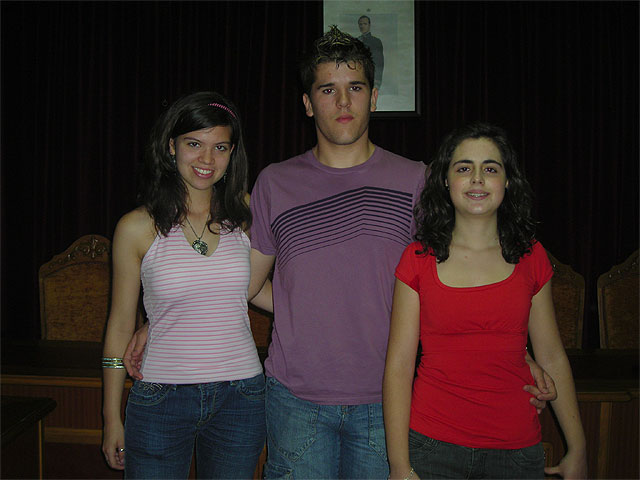 Entregadas las becas de complementación lingüística en el extranjero a tres alumnos del IES Villa de Abarán - 1, Foto 1