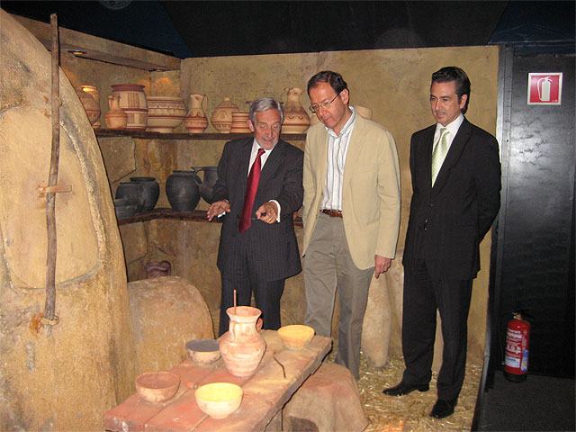 El Alcalde inaugura la exposición Íberos. Nuestra civilización antes de Roma en la plaza de Europa - 1, Foto 1